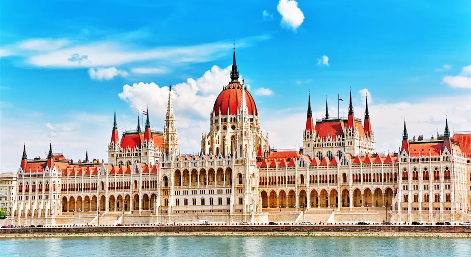 Panoráma Budapešti s historickými budovami a riekou Dunaj