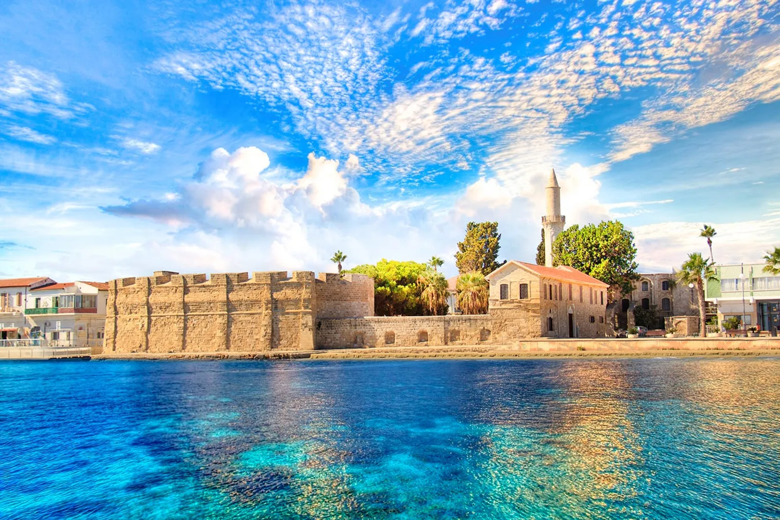 Larnaka - pohľad na hrad na piesočnatom pobreží
